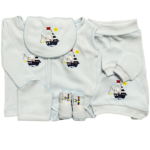 nsemble de sortie de maternité pour bébé, couleur vert menthe, comprenant un body à manches longues, un pantalon, un bonnet, des chaussons et un bavoir. Motif mignon d’ours polaire endormi sur le body, le bonnet et le bavoir. Ensemble doux et confortable, idéal pour la première tenue du nouveau-né.